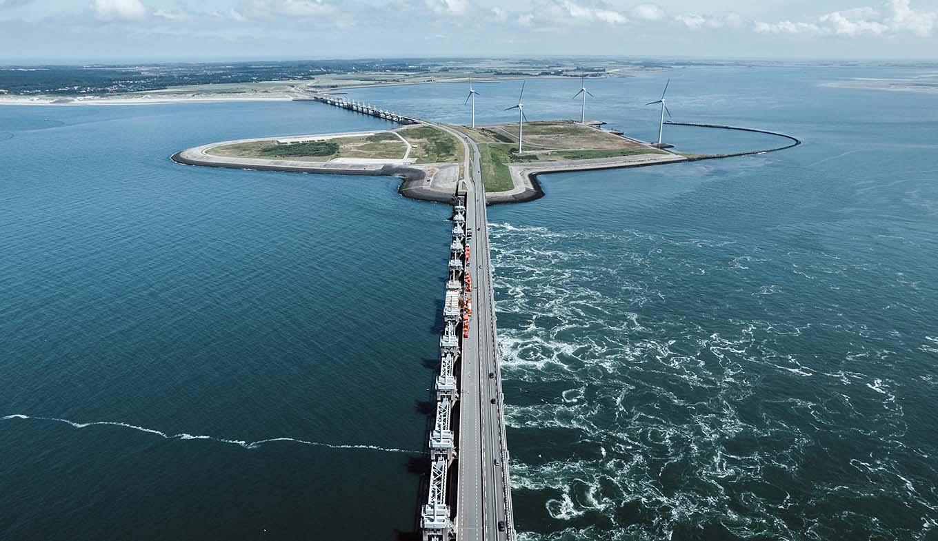 Luchtfoto waterkering zeeland